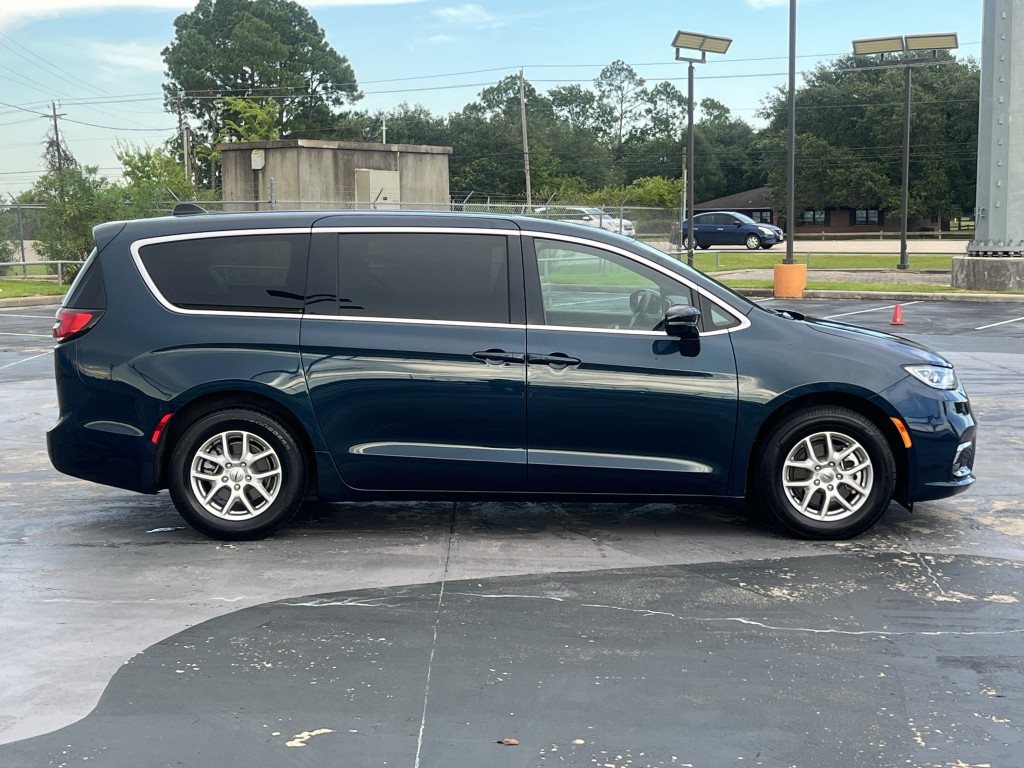 2025 Chrysler Pacifica Image 10