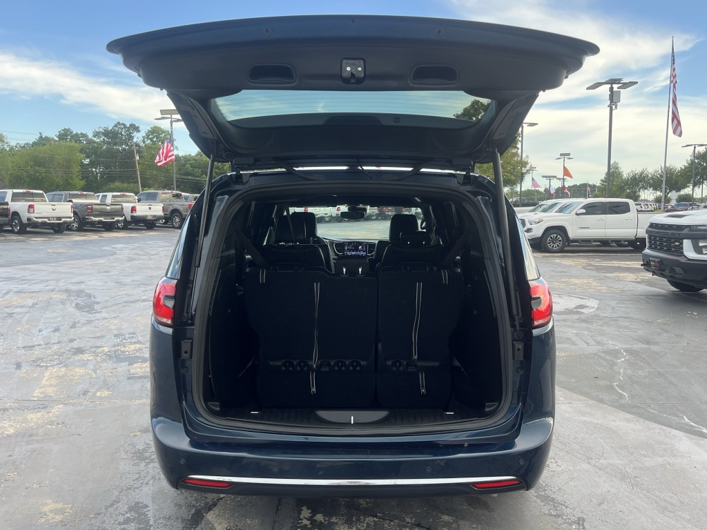 2025 Chrysler Pacifica Image 11