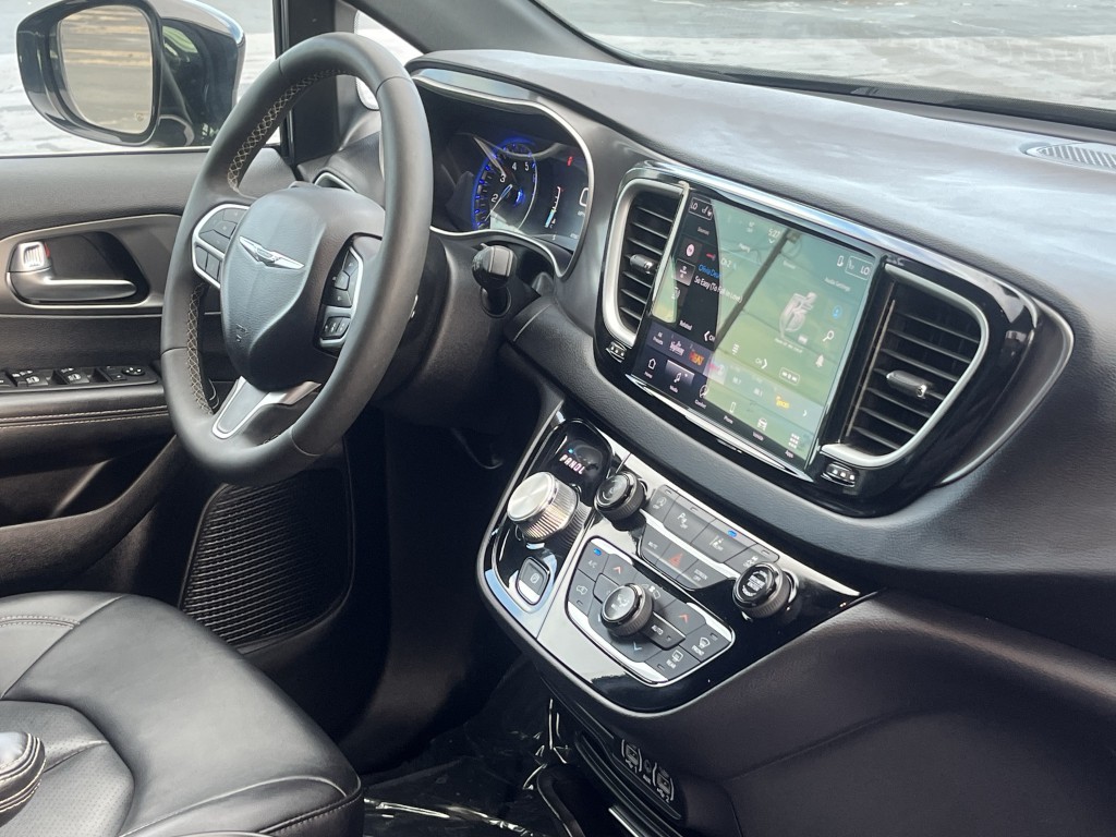 2025 Chrysler Pacifica Image 15