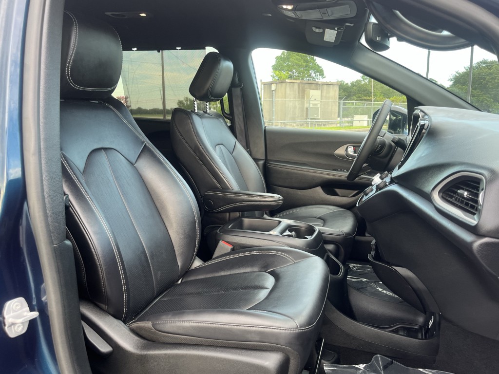 2025 Chrysler Pacifica Image 28