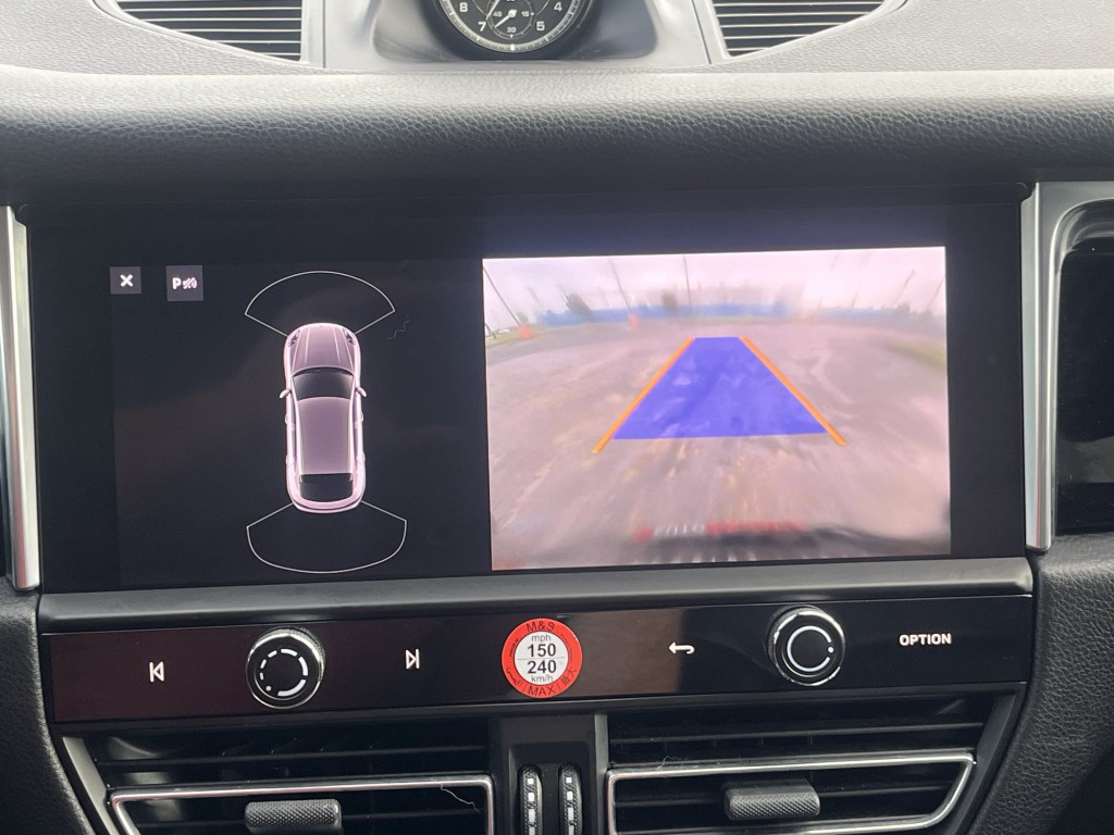 2023 Porsche Macan Image 20