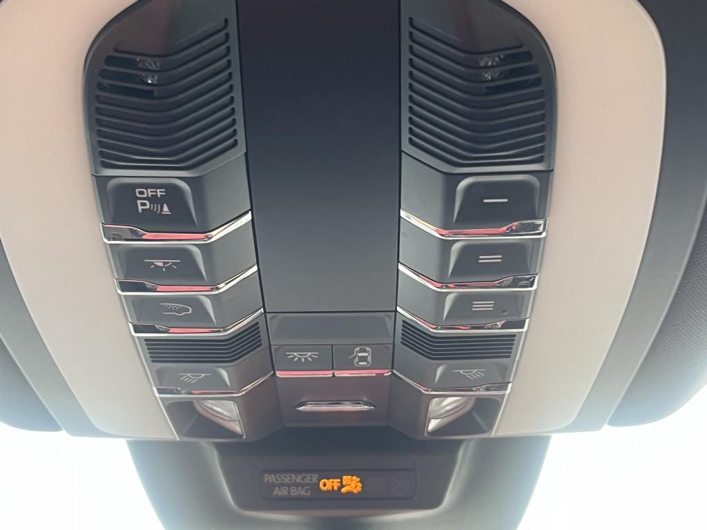 2023 Porsche Macan Image 21