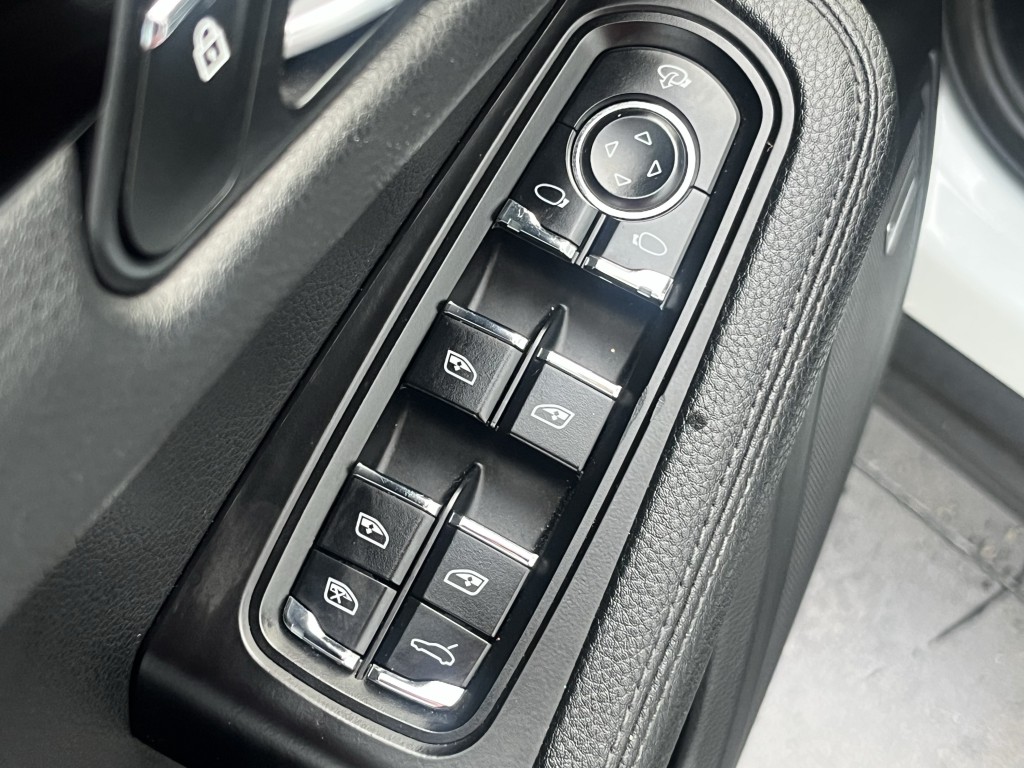 2023 Porsche Macan Image 23
