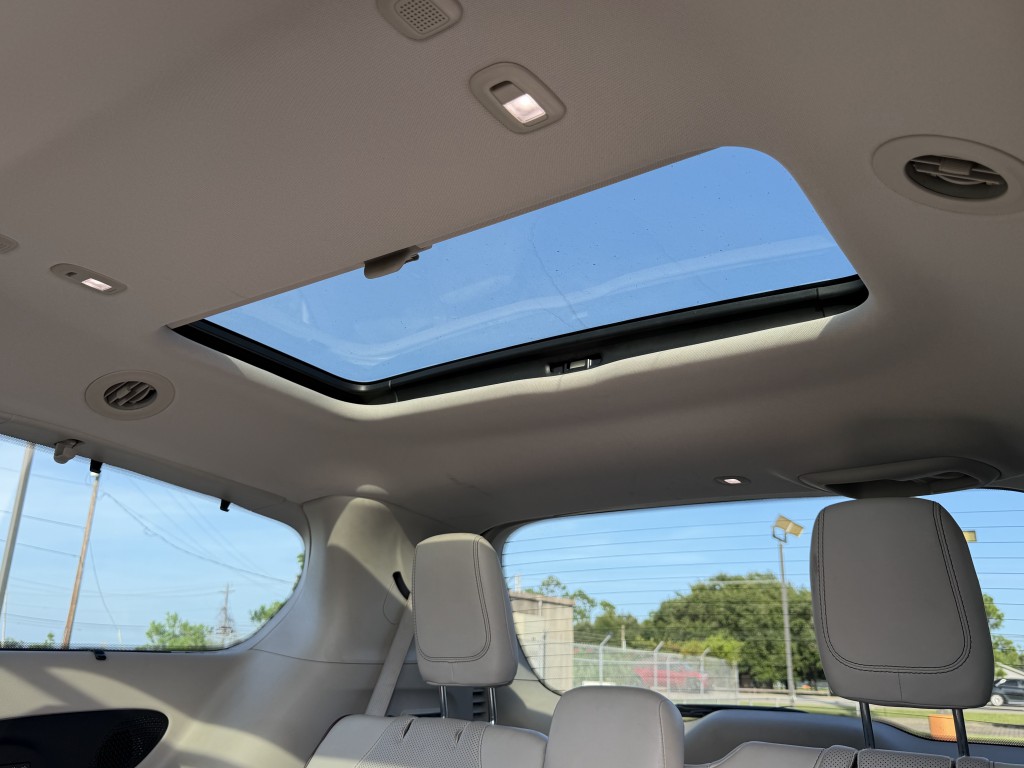 2017 Chrysler Pacifica Image 8