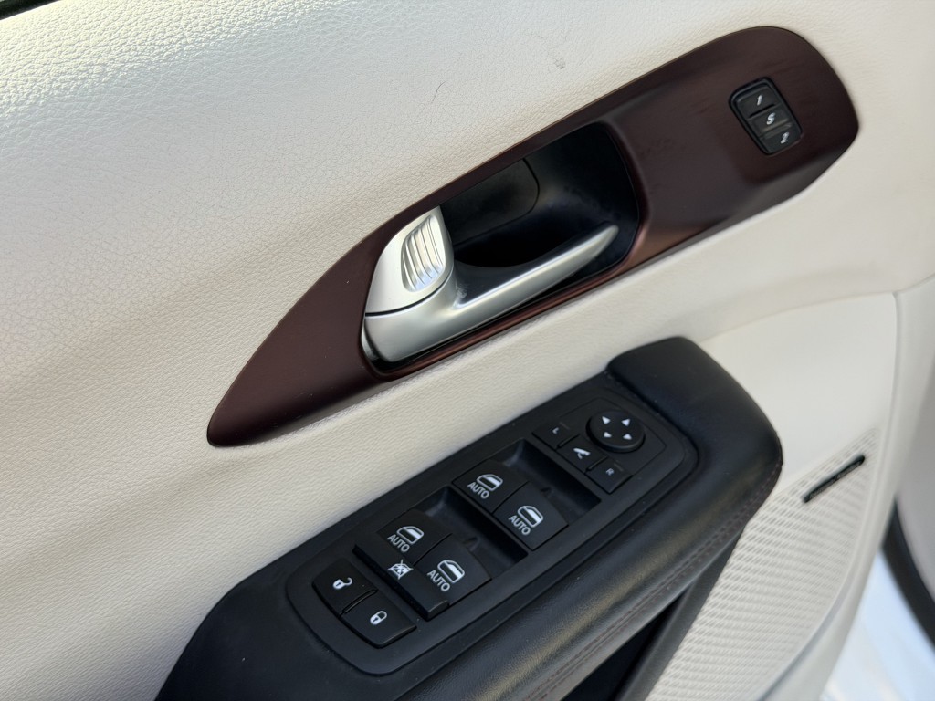 2017 Chrysler Pacifica Image 26