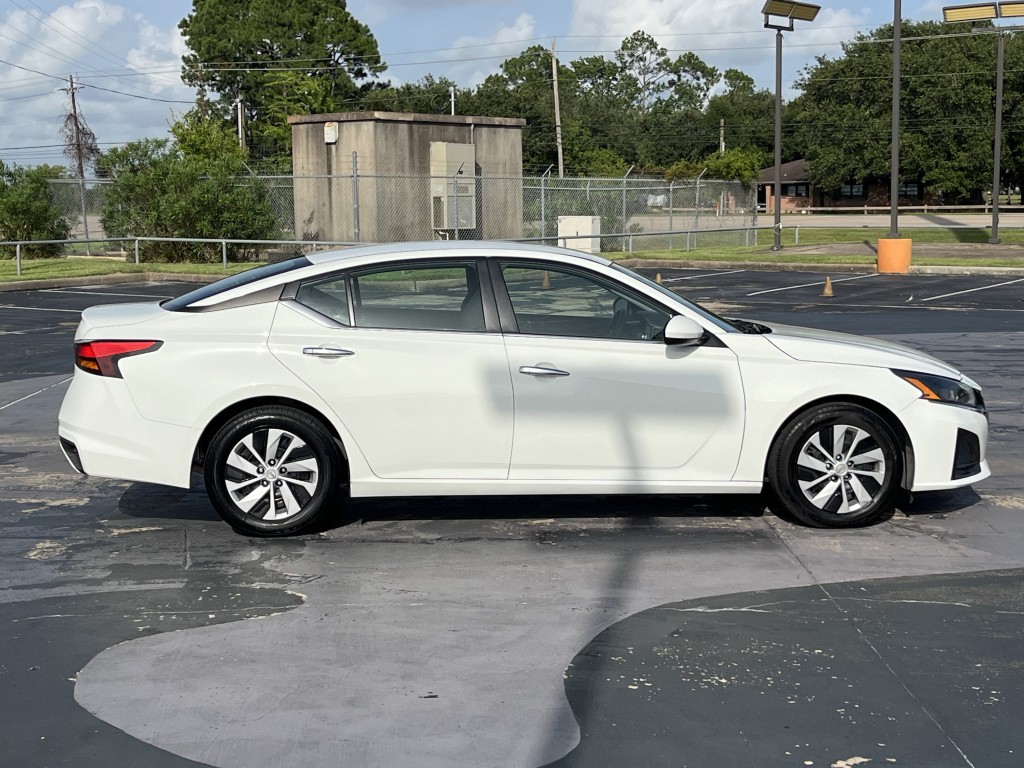 2023 Nissan Altima Image 10