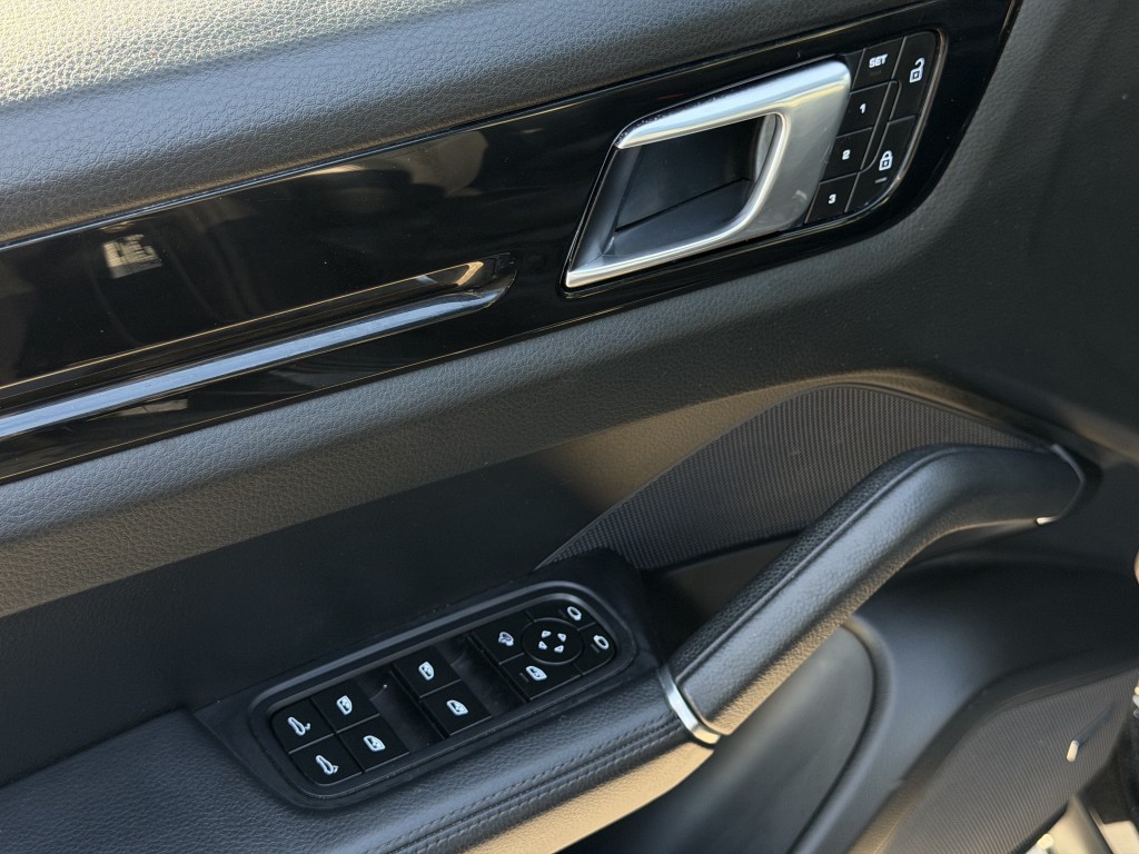 2023 Porsche Cayenne Image 35