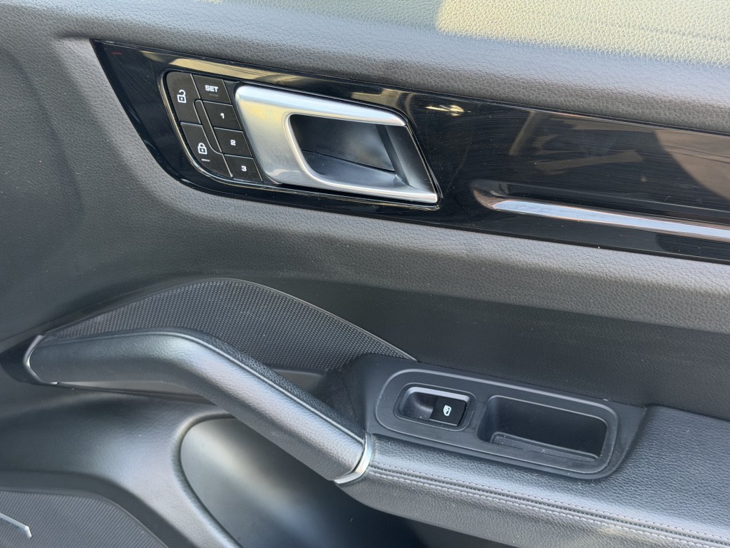 2023 Porsche Cayenne Image 37