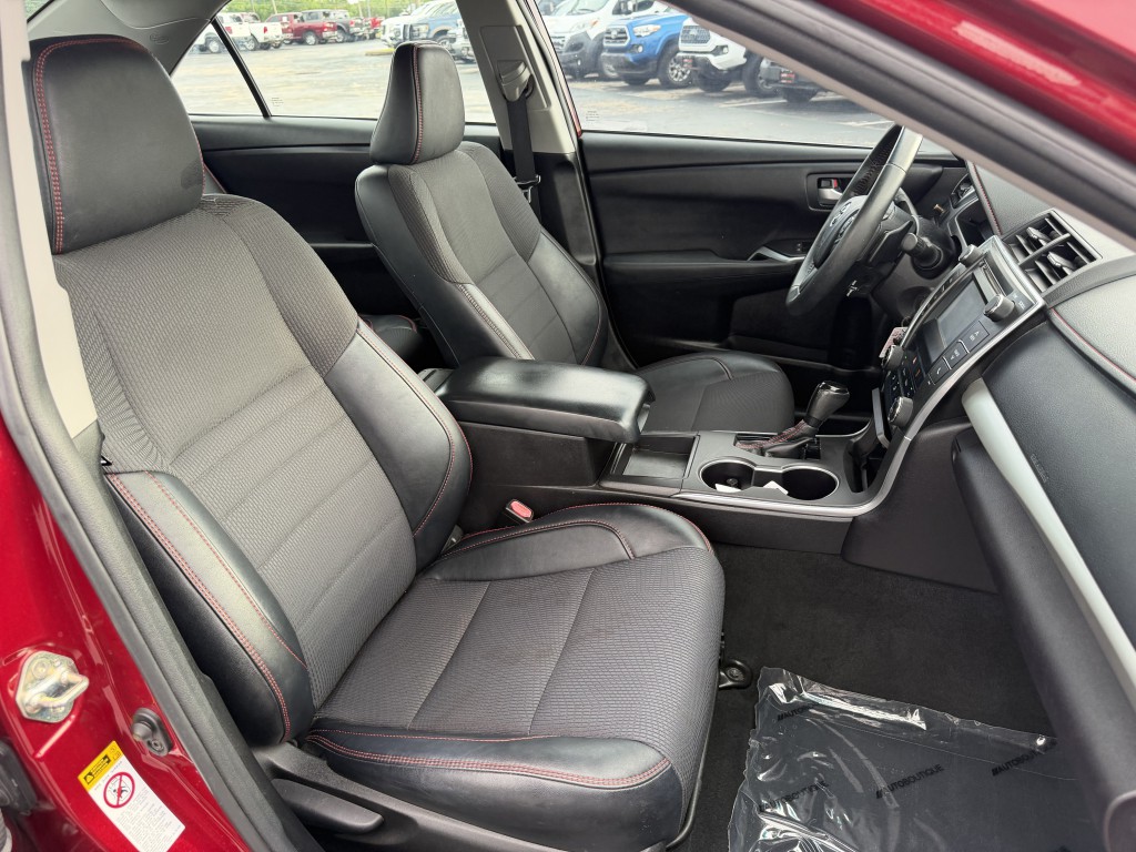 2017 Toyota Camry Image 21