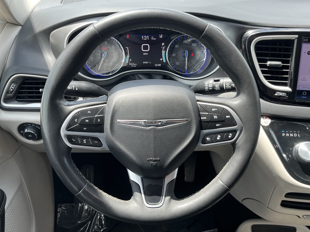 2022 Chrysler Pacifica Image 18
