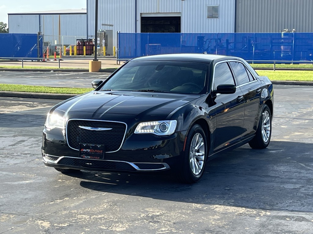 2018 Chrysler 300 Image 3