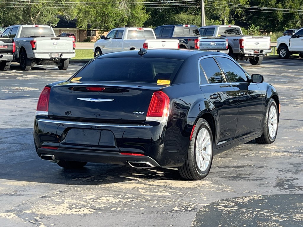 2018 Chrysler 300 Image 11