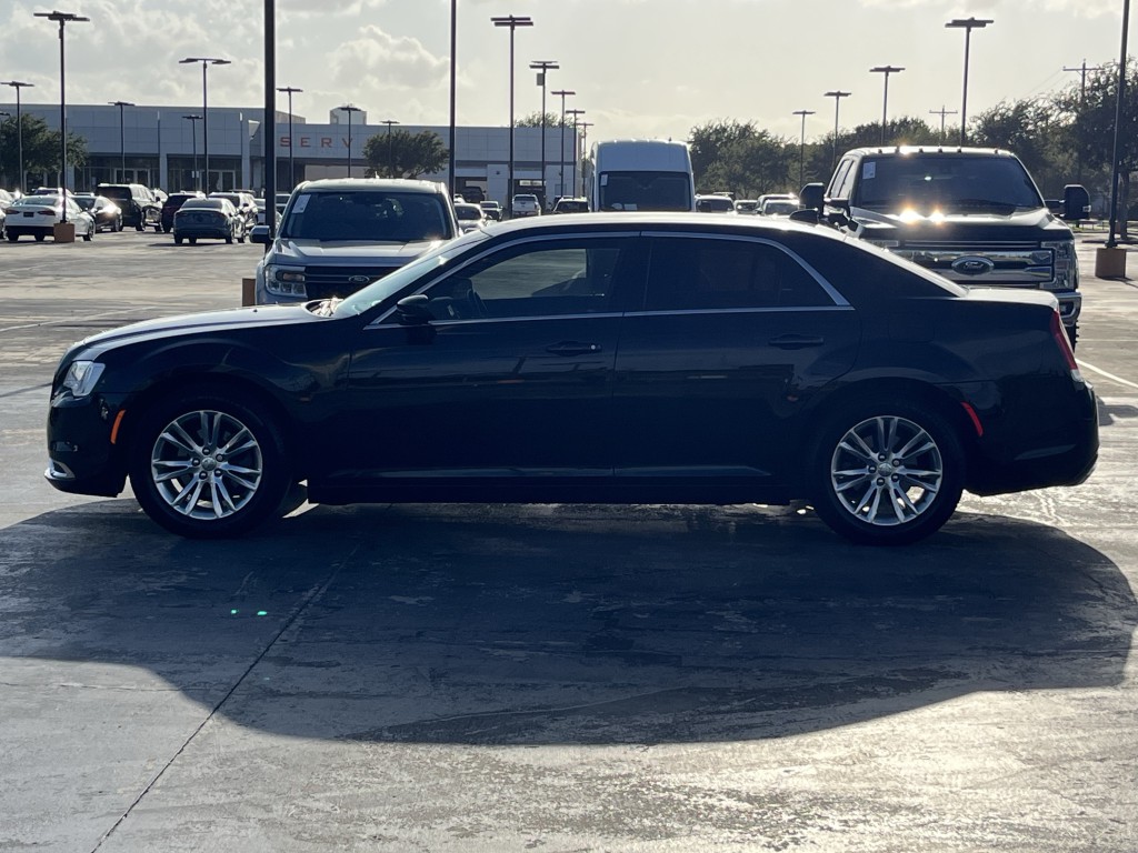 2018 Chrysler 300 Image 12