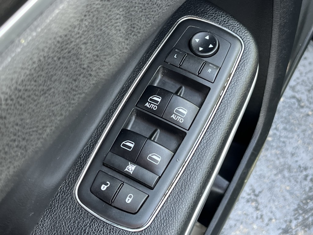 2018 Chrysler 300 Image 23