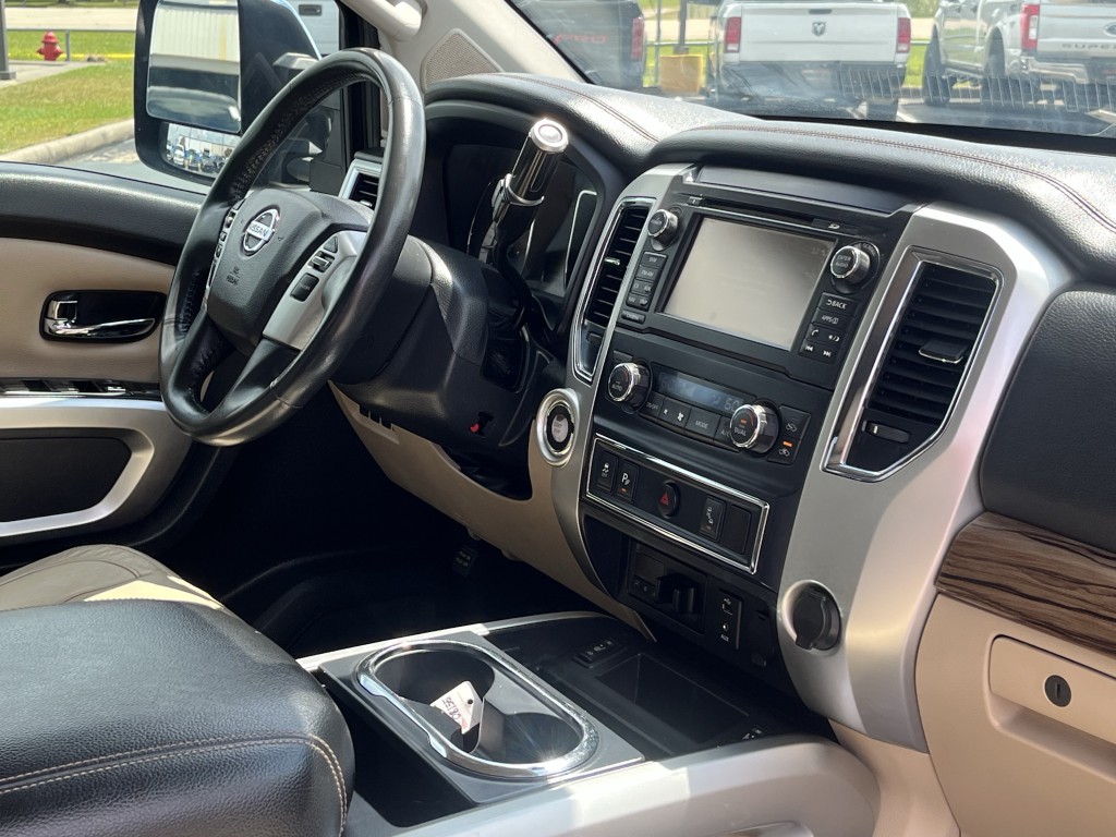 2016 Nissan Titan Image 15