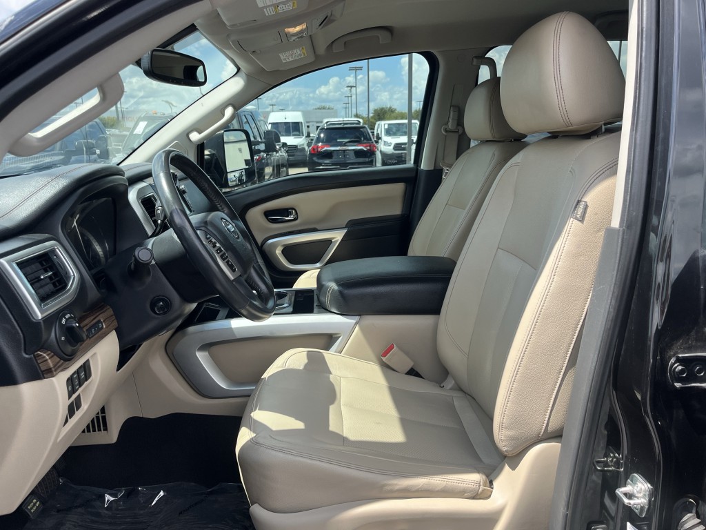 2016 Nissan Titan Image 26