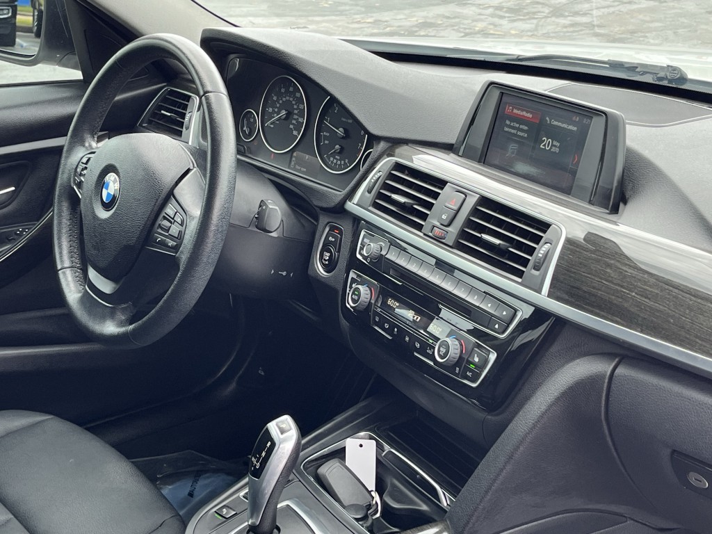 2018 BMW 3 Series Image 15
