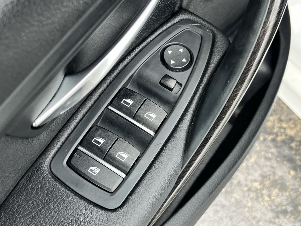 2018 BMW 3 Series Image 24