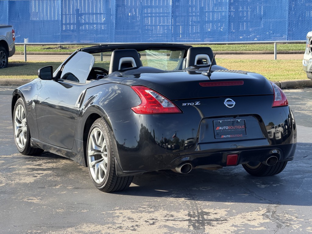 2013 Nissan 370Z Image 10