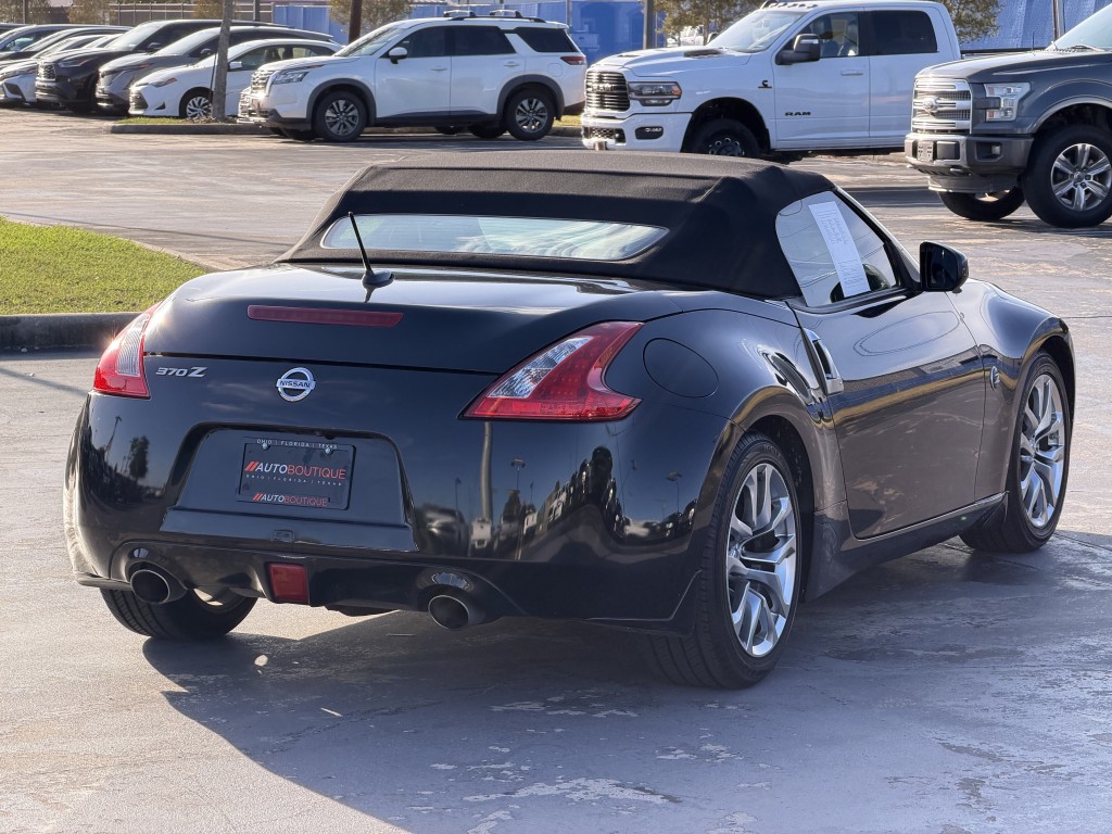 2013 Nissan 370Z Image 11