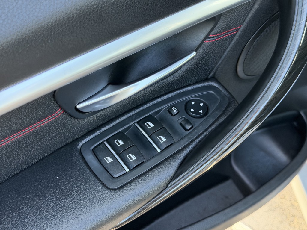 2017 BMW 3 Series Image 13