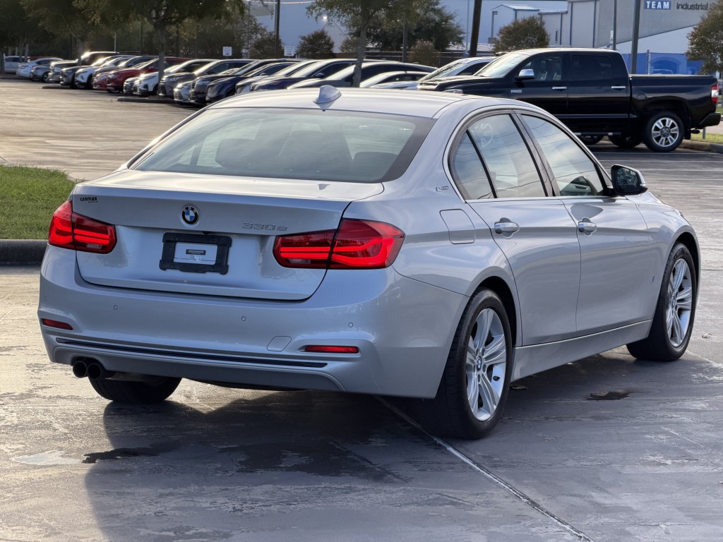 2017 BMW 3 Series Image 16