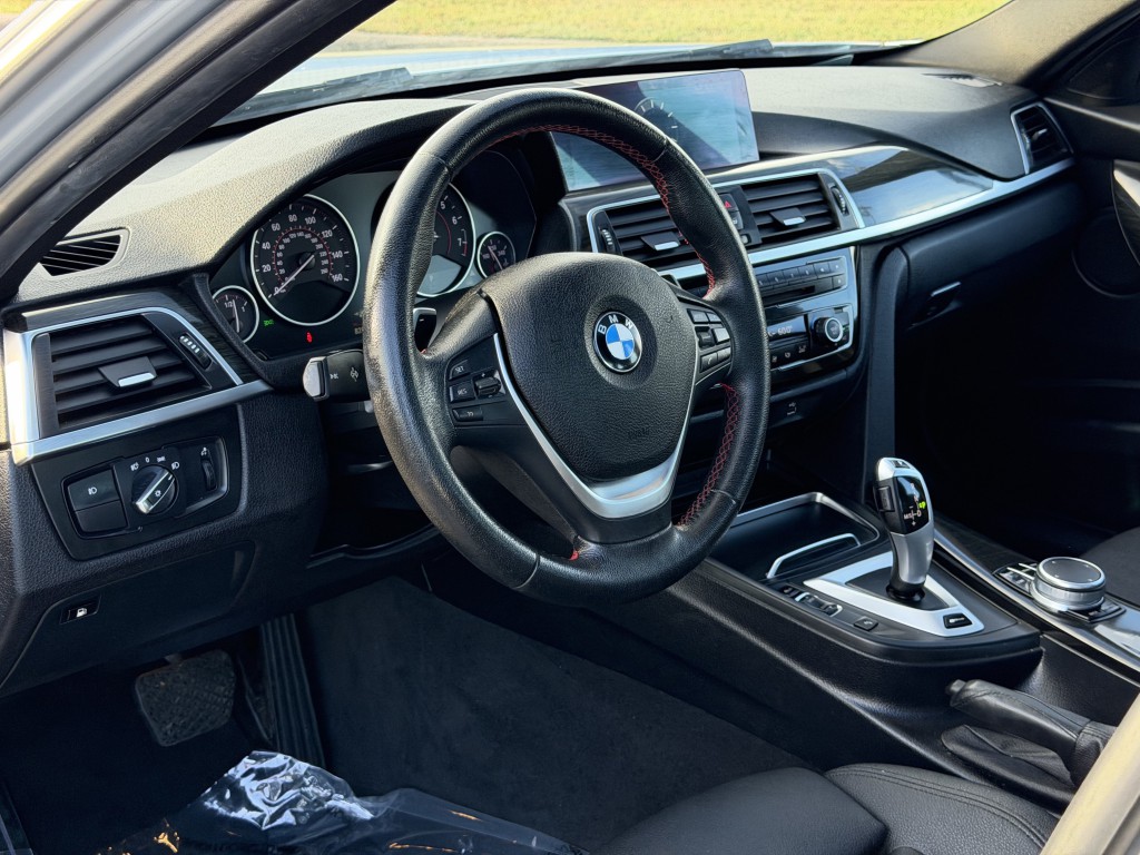 2017 BMW 3 Series Image 18