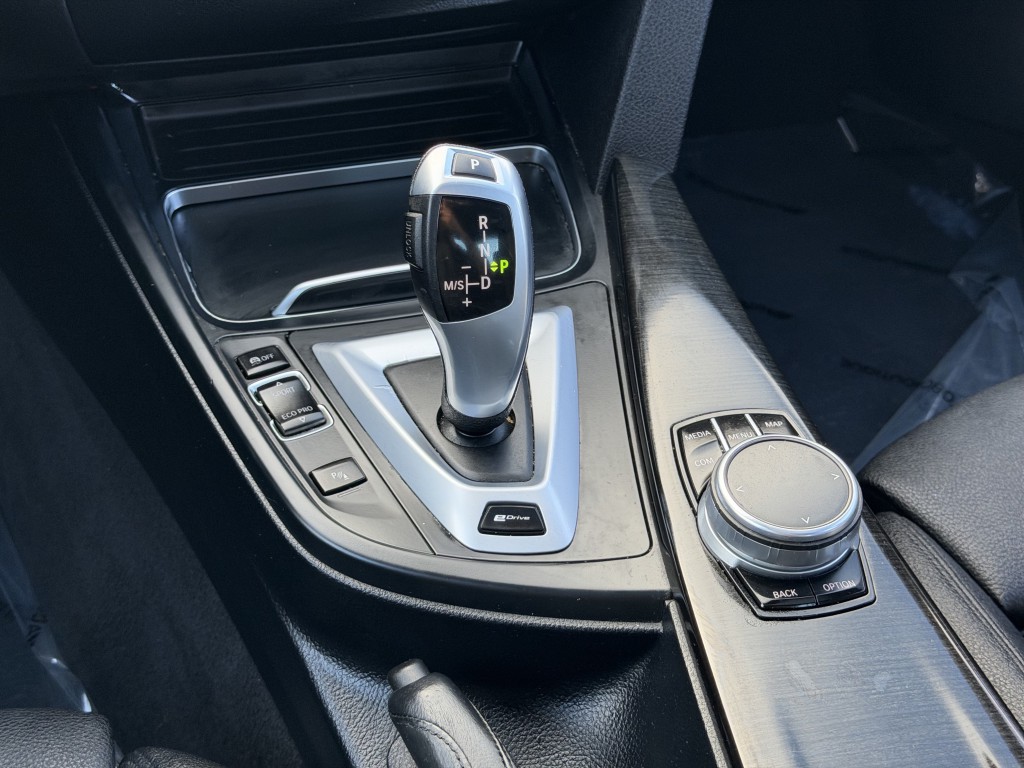 2017 BMW 3 Series Image 24