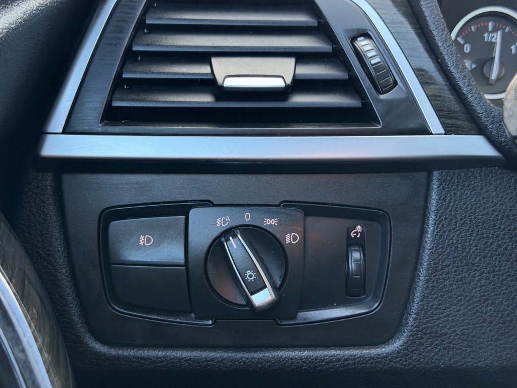 2017 BMW 3 Series Image 25