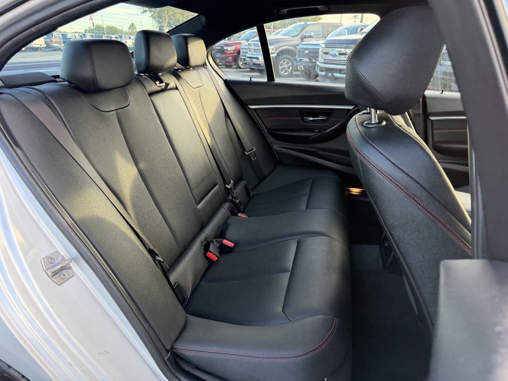 2017 BMW 3 Series Image 26