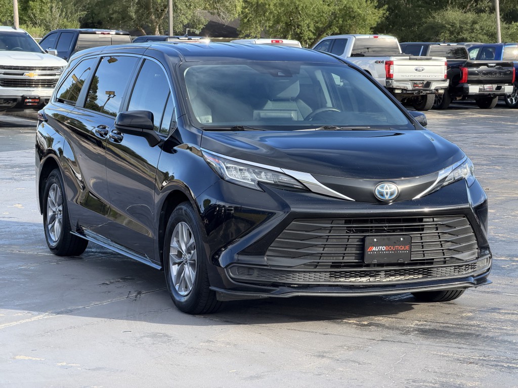 2022 Toyota Sienna Image 3