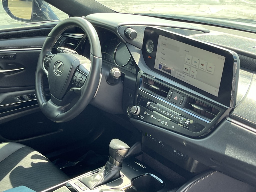 2023 Lexus ES Image 16