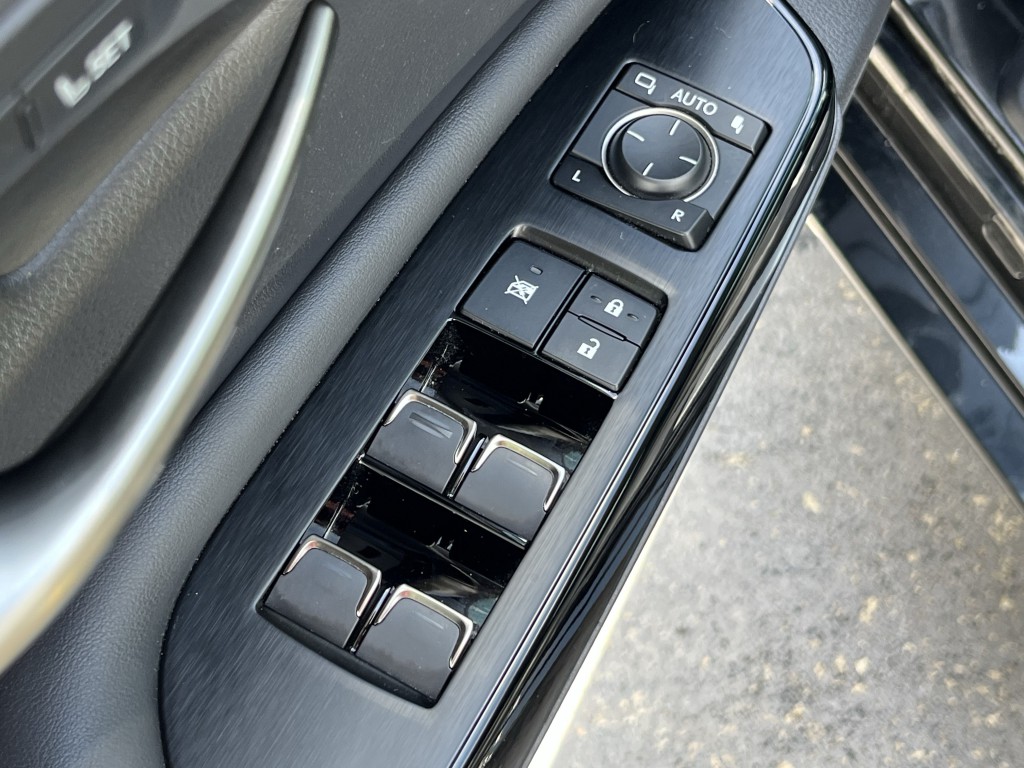 2023 Lexus ES Image 25