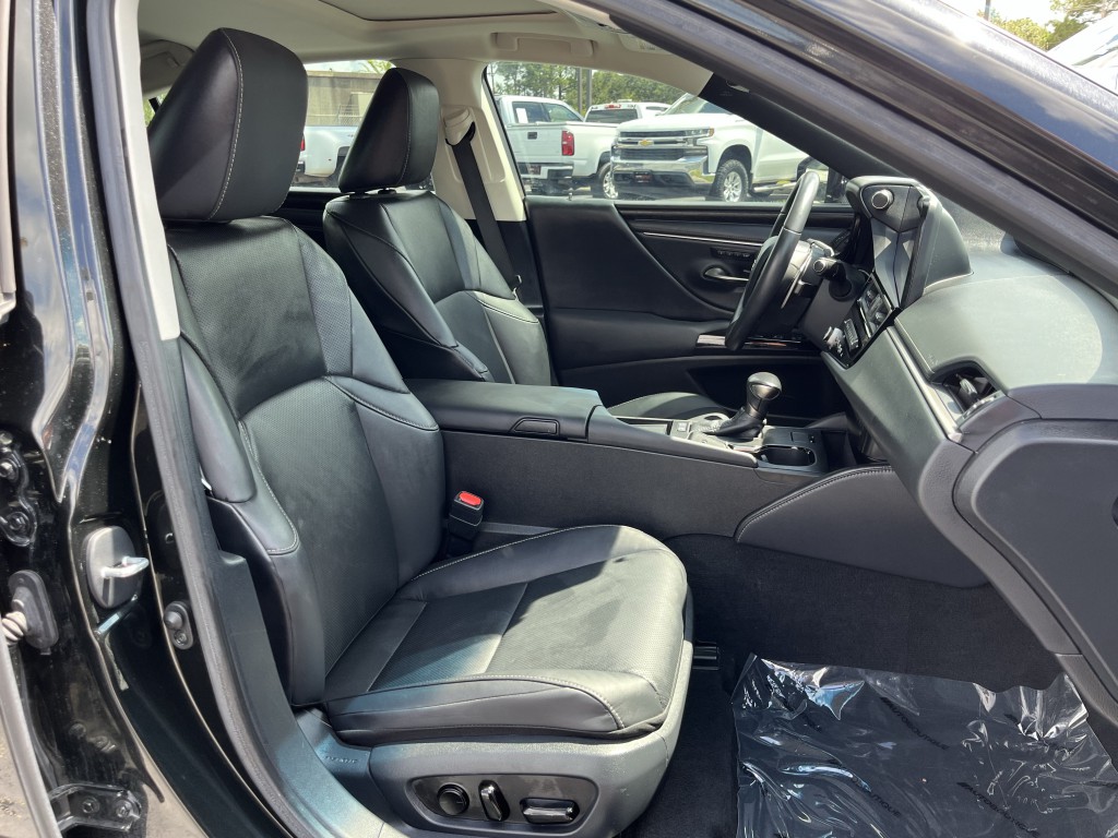 2023 Lexus ES Image 28