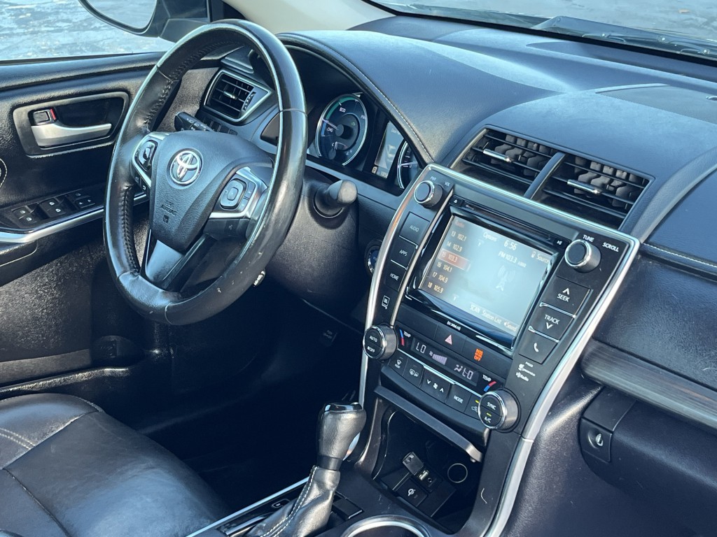 2017 Toyota Camry Image 16