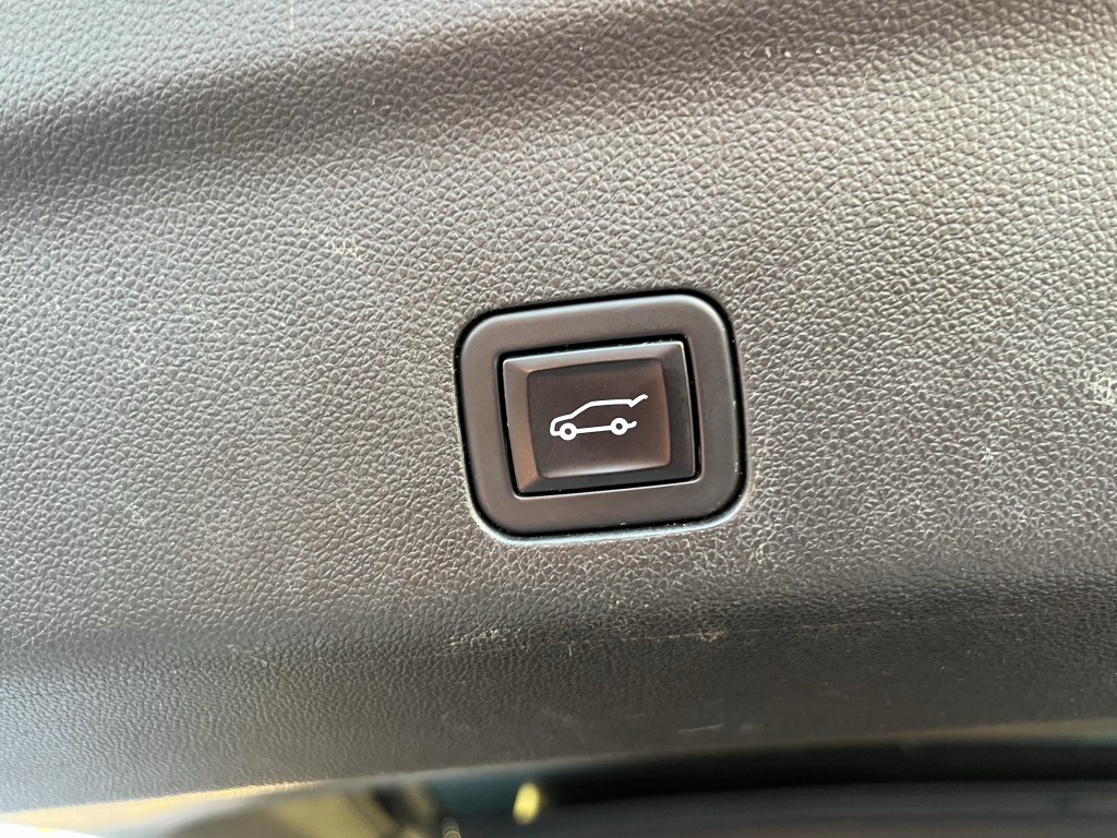 2023 Chevrolet Suburban Image 17