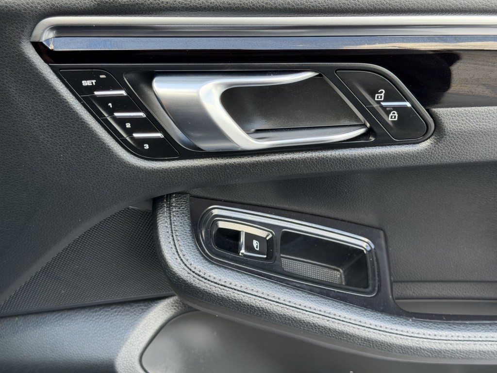 2024 Porsche Macan Image 19
