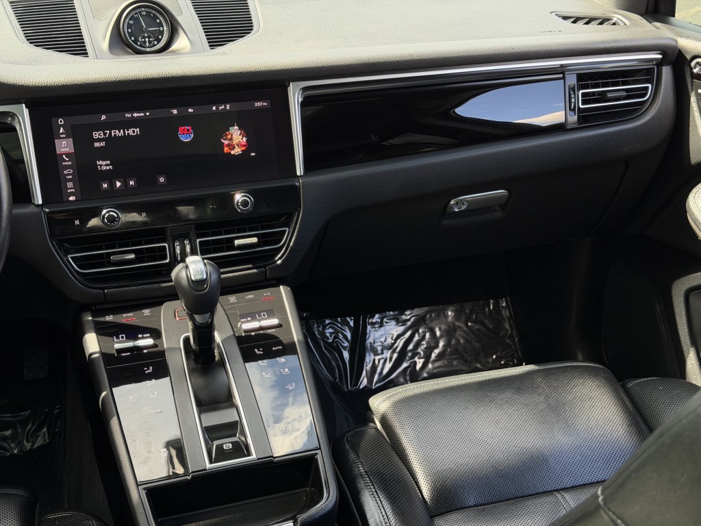 2024 Porsche Macan Image 30