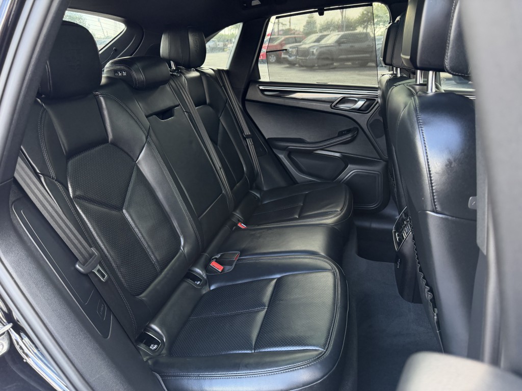 2024 Porsche Macan Image 32