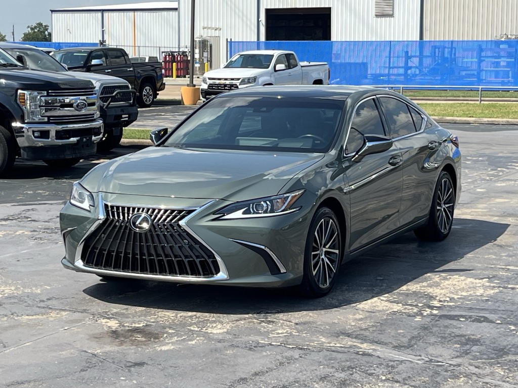 2025 Lexus ES Image 3
