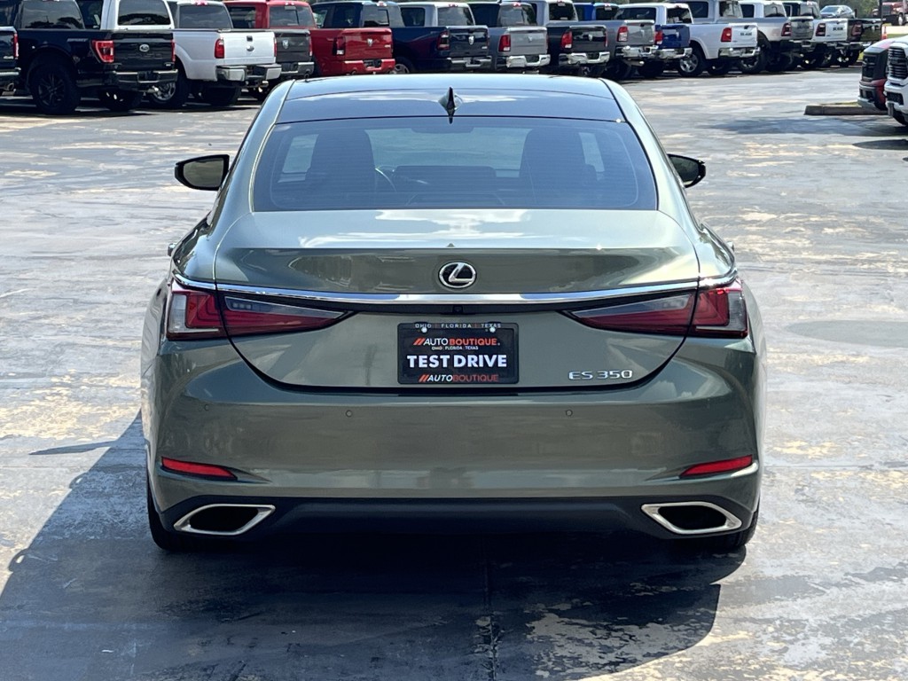 2025 Lexus ES Image 11