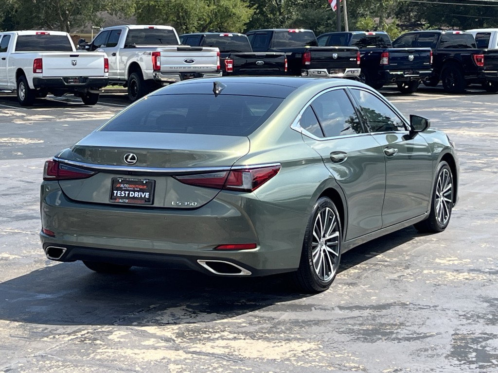 2025 Lexus ES Image 12
