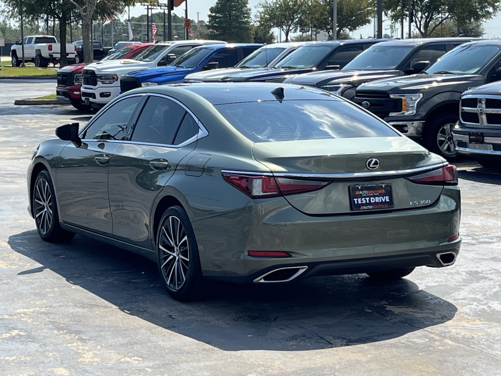 2025 Lexus ES Image 13
