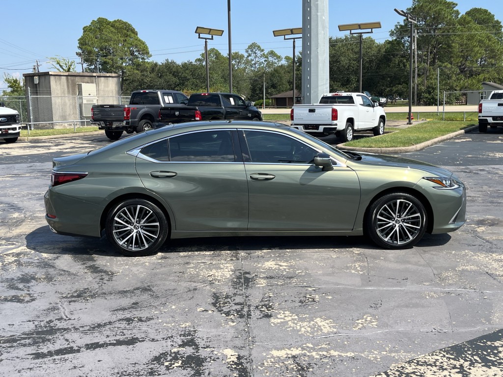 2025 Lexus ES Image 14