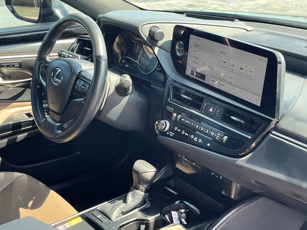 2025 Lexus ES Image 17