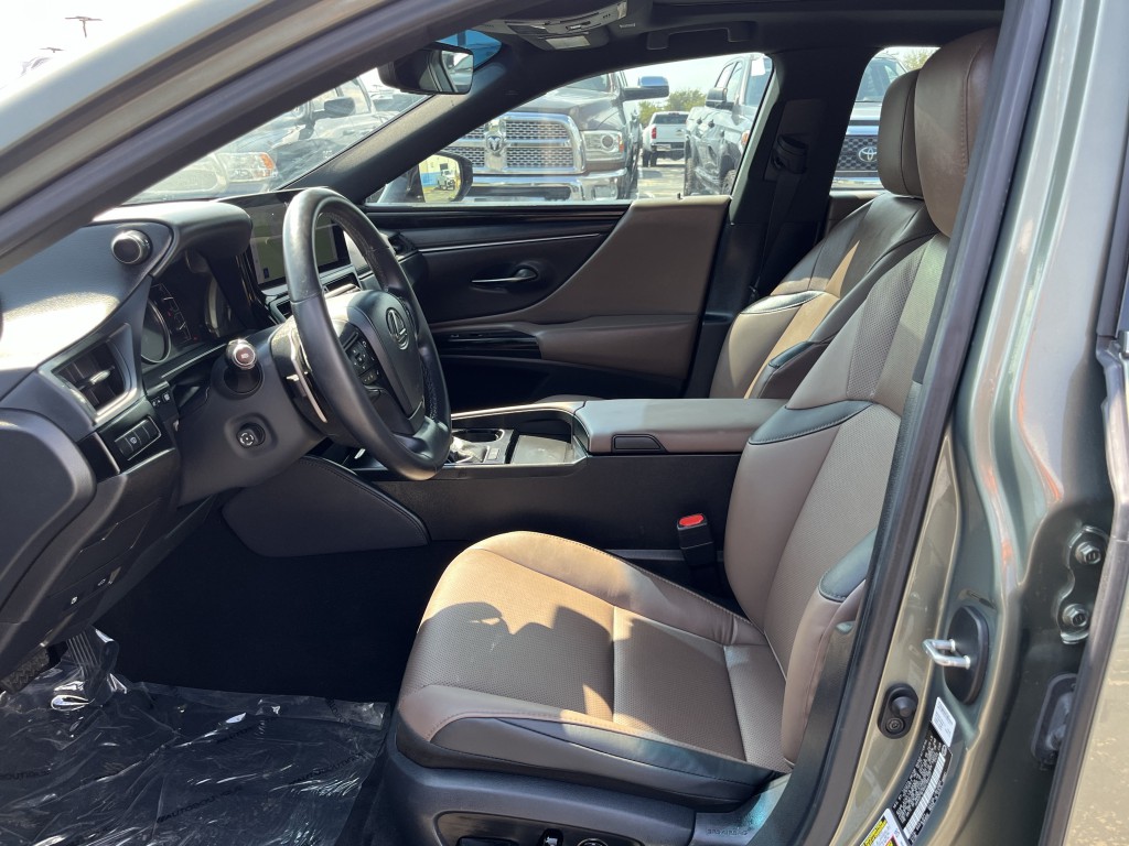 2025 Lexus ES Image 28