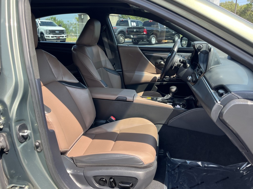 2025 Lexus ES Image 29