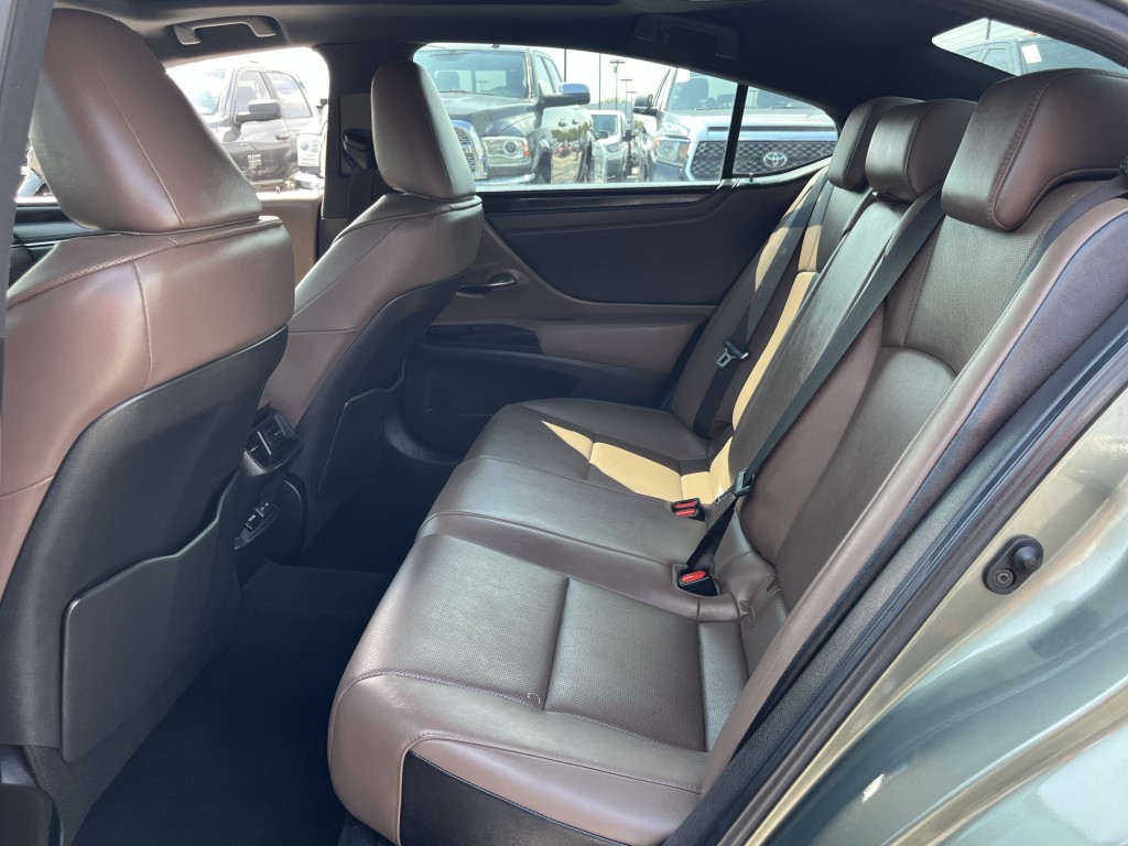2025 Lexus ES Image 30