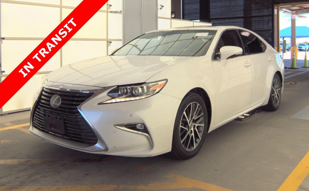 2018 Lexus ES Image 1