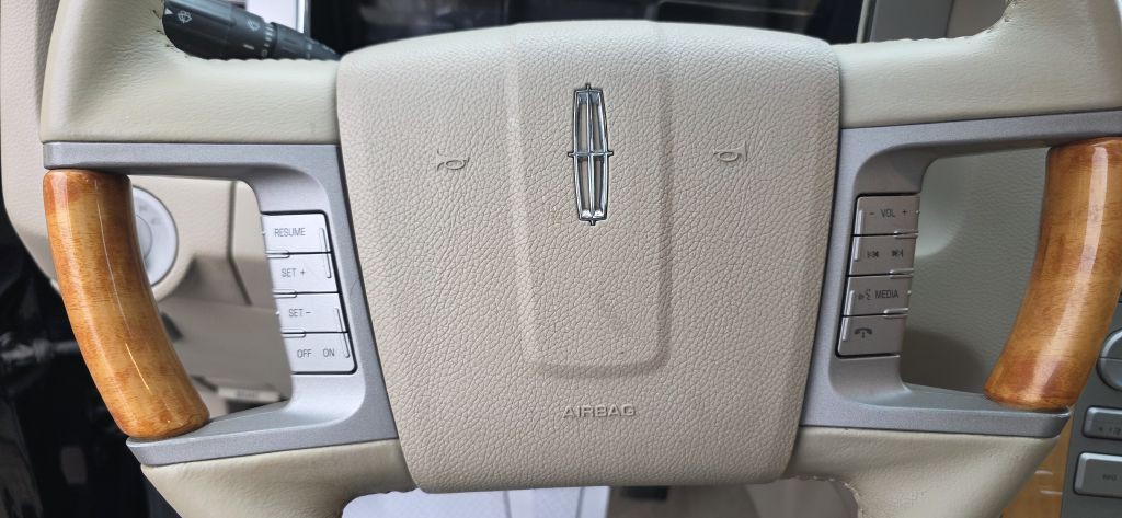 2010 Lincoln Navigator Image 25
